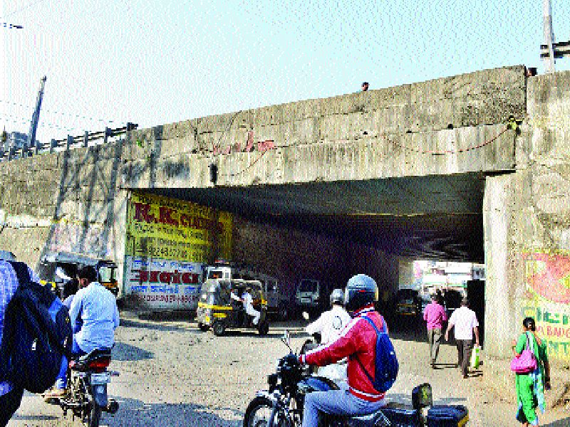 Sub-Vela cracks on the Mumbai-Ahmedabad Western Express Highway, types of Malad | मुंबई-अहमदाबाद पश्चिम द्रुतगती मार्गावरील सब-वेला तडा, मालाडमधील प्रकार