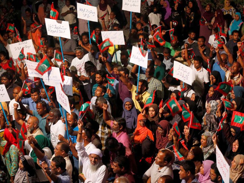 Supreme Court's major decision during the Maldives political crisis | मालदीव संकट : अखेर सर्वोच्च न्यायालयाचे एक पाऊल मागे, राजबंद्यांना मुक्त करण्याचा आदेश रद्द