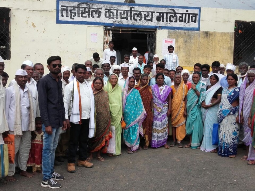 Swabhimani Republican office bearers Malegaon Tahsil office | पिकाच्या नोंदी घेण्याच्या मागणीसाठी स्वाभिमानी रिपब्लिकनचे पदाधिकारी धडकले मालेगाव तहसिल कार्यालयावर