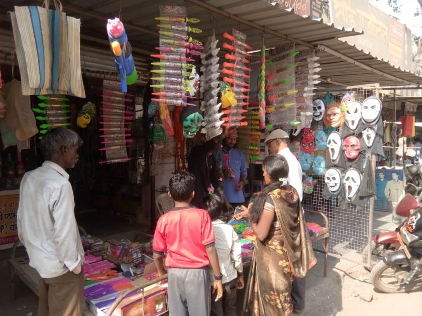 Holi in malegaon; different colors in the market! | धुलीवंदनानिमित्त विविध रंगांनी सजली बाजारपेठ!
