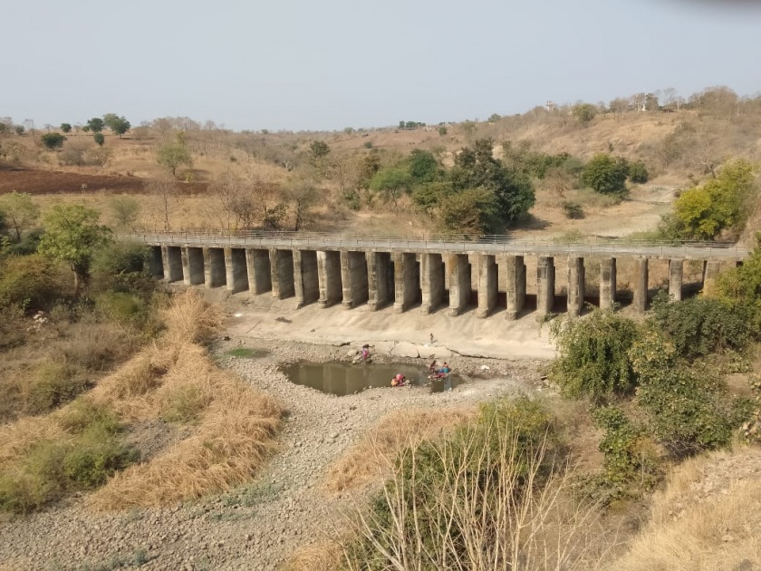  Kolhapuri dam dry up, which was built by spending millions of rupees | लाखो रुपये खर्चून उभारण्यात आलेला कोल्हापुरी बंधारा कोरडा