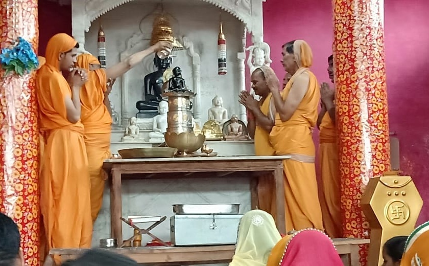 paryushan parva at Digambar Jain temple of the Malegaon | मालेगाव येथील वृषभनाथ दिगंबर जैन मंदिरात पर्युषण पर्व 