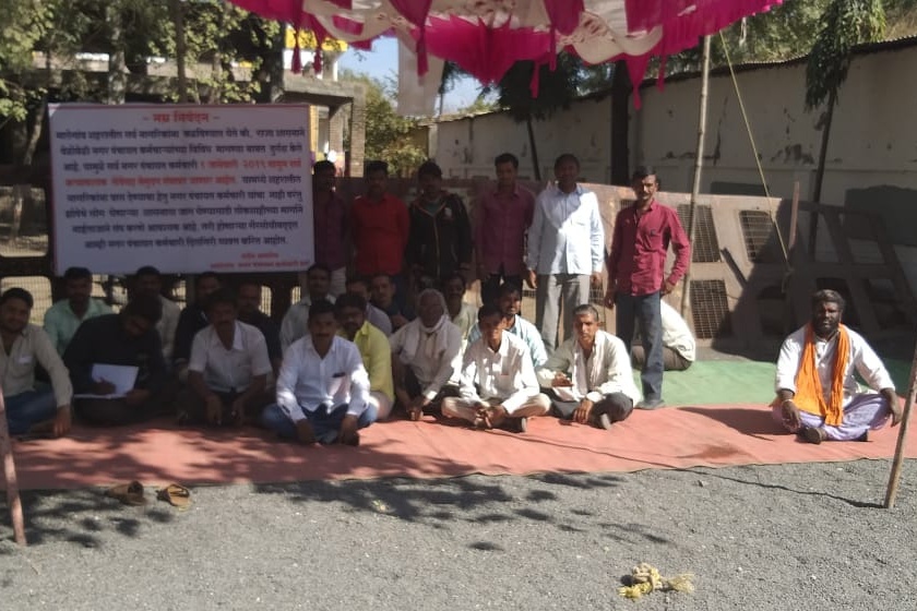 Malegaon Nagar Panchayat employee on strike | मालेगाव नगरपंचायत कर्मचारी बेमुदत संपावर
