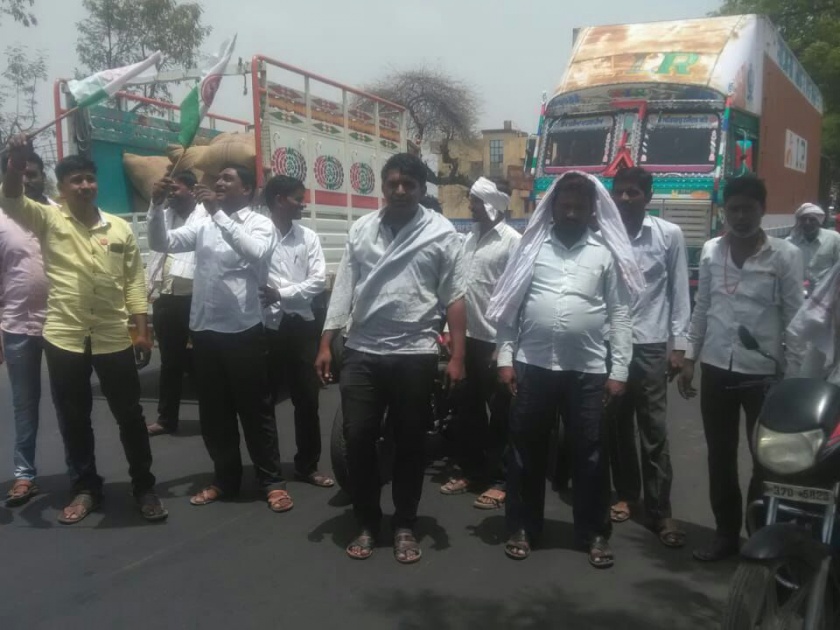 Stop the way agitation Swabhimani Shetkari Sanghatana at Malegaon! | स्वाभिमानी शेतकरी संघटनेचा मालेगाव येथे रास्ता रोको !