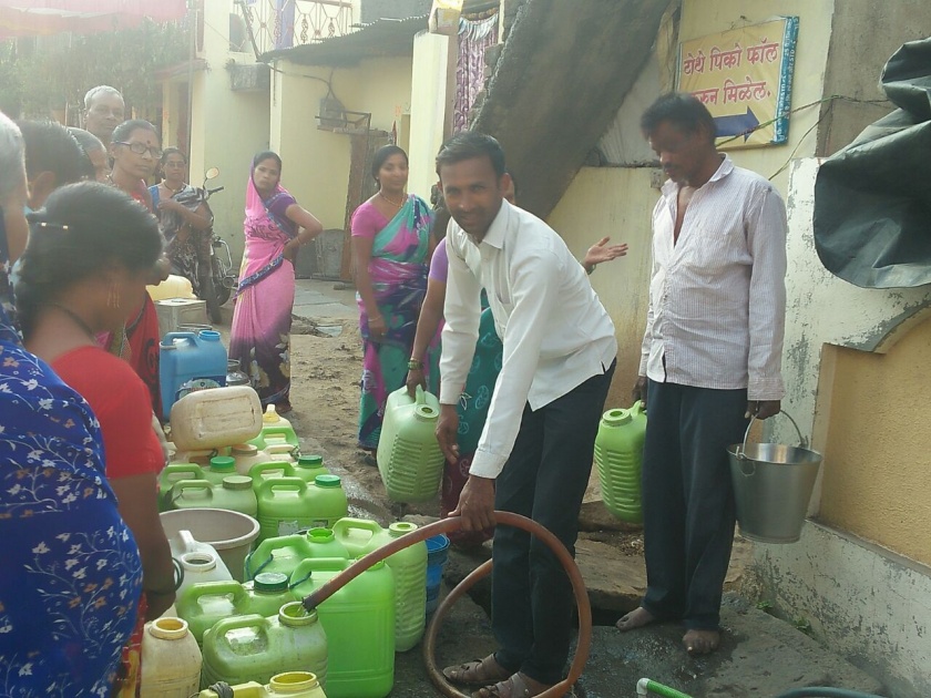 Corporators provede water to people of malegaon | नगरसेवक स्वखर्चाने भागवतोय मालेगावकरांची तहान; मोफत पाणी पुरवठा 