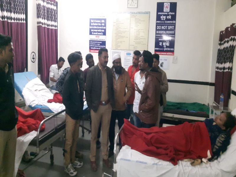 7 injured in fighting between two groups in malegaon nashik | ट्रकला कट मारल्याच्या कारणावरून वऱ्हाडाला मारहाण, 7 जण जखमी 