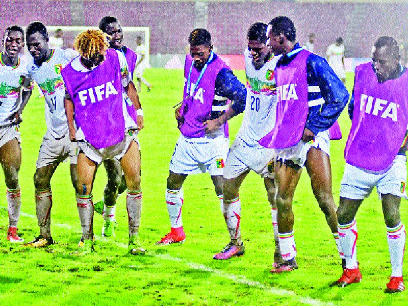 Football: The Mali quarterfinals beat Ghana 2-1 | फुटबॉल : घाना संघावर २-१ गोलने मात करत माली उपांत्य फेरीत