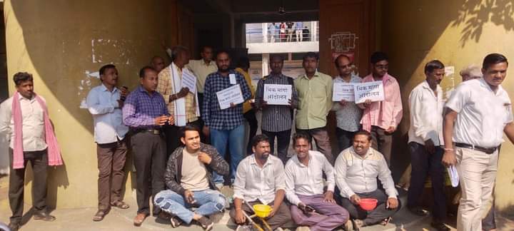 begging movement of divyang people in malkapur khamgaon buldhana | मलकापूरात दिव्यांगांचे भिक मांगो आंदोलन