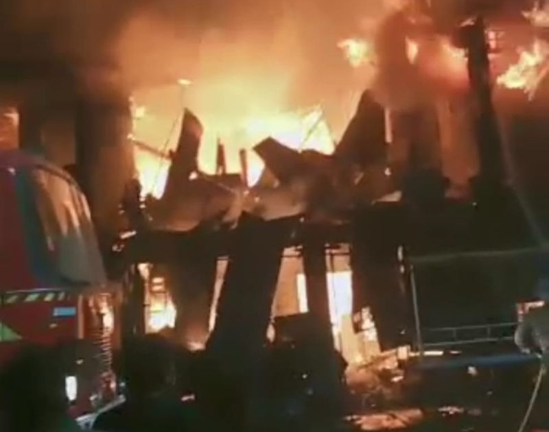 Massive fire in Malkapur, burning down six to seven shops | मलकापूरात भीषण आग, सहा ते सात दुकाने जळून खाक