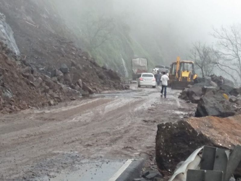 debris removed in Malshej Ghat | माळशेज घाटातील दरड हटवल्याने वाहतूक सुरू, पर्यटकांना बंदी
