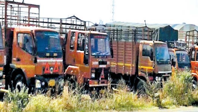 Corona brakes 30,000 freight vehicles in Solapur | कोरोनामुळे सोलापुरातील तीस हजार मालवाहतूक वाहनांना ब्रेक