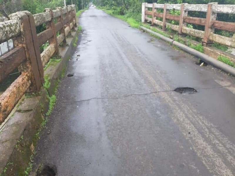 The worrisome atmosphere about Indrayani river bridge condition | कार्ला मळवली मार्गावरील पुलाला तडा गेल्याने भितीचे वातावरण 