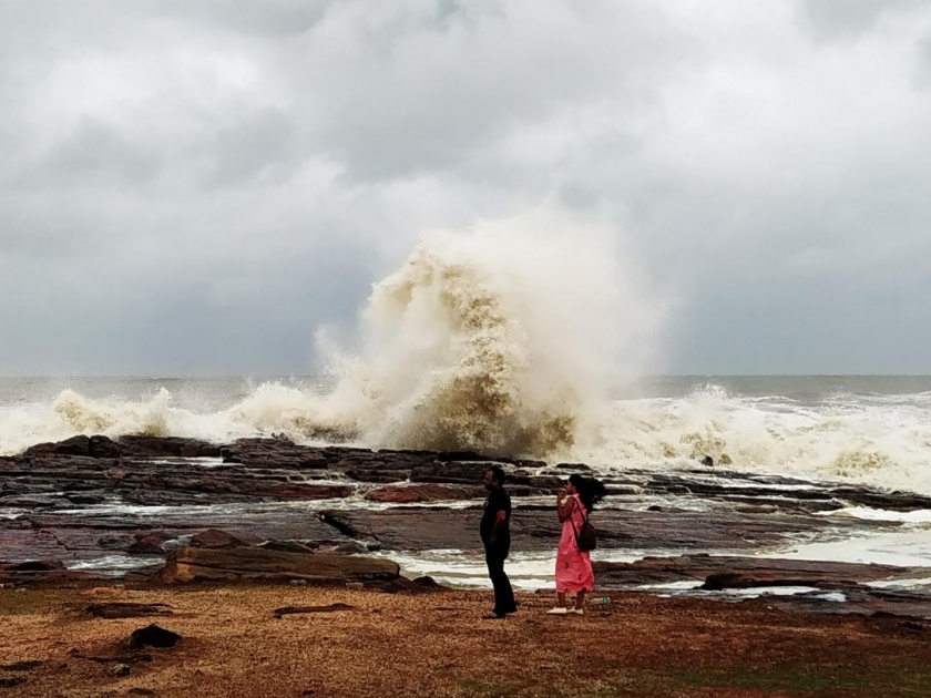 Astral waves in the Malvan coastline, stormy winds hit | मालवण किनारपट्टीला अजस्त्र लाटा, वादळी वाऱ्यांचा तडाखा