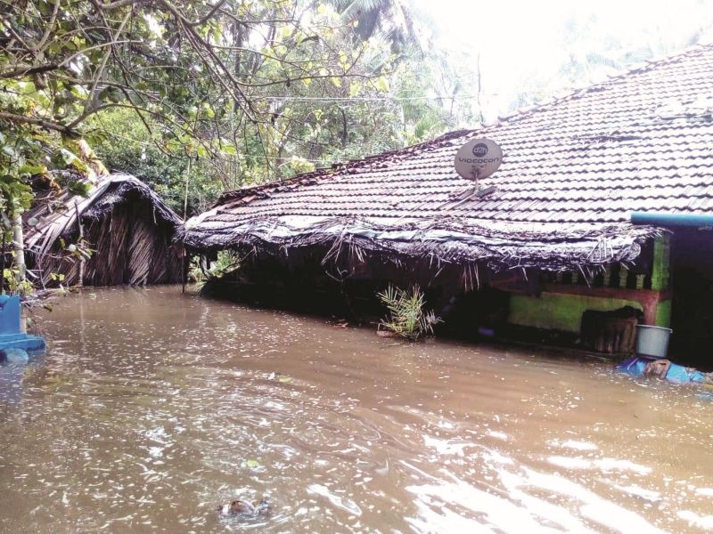 heavy rains in kokan, people faced flooded situation there | कोकण किनारपट्टीलक विक्रमी पावसाने उडविली सर्वांचीच झोप, जनजीवन विस्कळीत