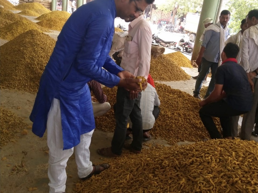 Farmer start to sell reserve grains for Kharip session sowing | खरीपासाठी शेतकऱ्यांची राखीव शेतमाल विक्रीची घाई