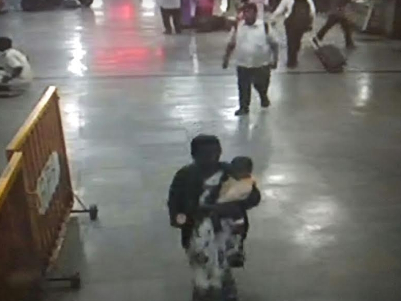 8 months old kidnapped girl rescued from Pune station | पुणे स्टेशनवरुन अपहरण झालेल्या ८ महिन्याच्या मुलीची सुटका