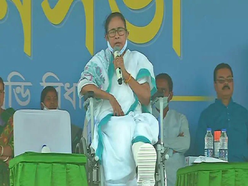 West Bengal Assembly Elections 2021: Mamata Banerjee addressed a rally in Purulia targets BJP | ममतांची व्हीलचेअरवरून रॅली; म्हणाल्या, 'लोकांच्या वेदना माझ्या वेदनांपेक्षा जास्त' 