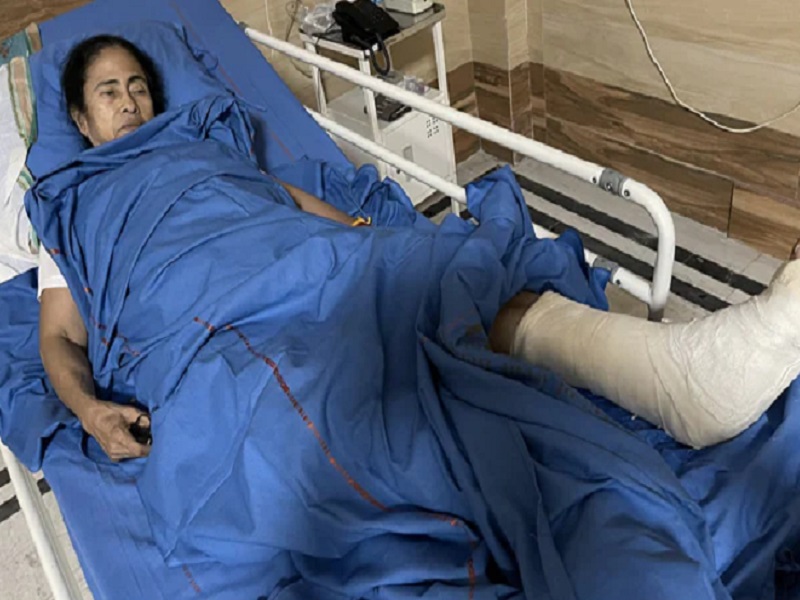 Plaster on Mamata Banerjee's leg; TMC will lodge a complaint with the Election Commission regarding the attack | ममता बॅनर्जींच्या पायाला प्लॅस्टर; हल्ल्याप्रकरणी TMC निवडणूक आयोगाकडे तक्रार करणार  