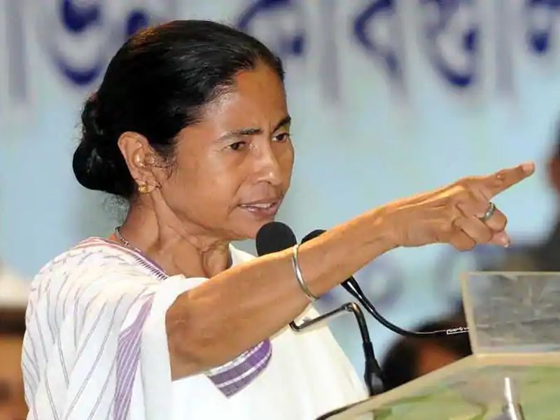 BJP bringing cash in trains to buy TMC leaders in Bengal says Mamata Banerjee | 'तृणमूलच्या नेत्यांना खरेदी करण्यासाठी भाजपा ट्रेन भरुन पैसे आणतेय'