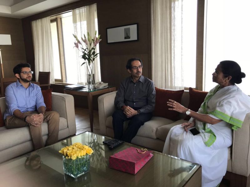 Uddhav Thackeray and mamata banerjee meeting | सत्तेसाठी ममता बॅनर्जींना ईव्हीएम घोटाळा करावा नाही लागला, उद्धव ठाकरेंचा भाजपाला टोला