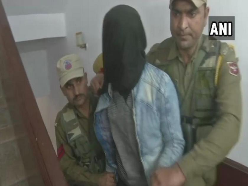 Jammu: Man accused of grenade explosion at Jammu bus-stand has been arrested by police. | जम्मूतील ग्रेनेड हल्ल्यामागे हिज्बुल मुजाहिद्दीनचा हात, एकाला अटक