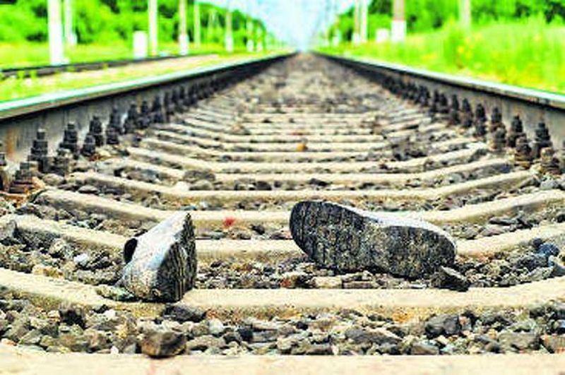 Man commits suicide by jumping in front of train | रेल्वेसमोर उडी घेऊन इसमाची आत्महत्या 
