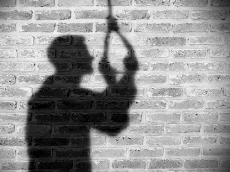 Husband commits suicide due to wife given treatment as a householder | धक्कादायक ! पत्नीकडून घरगड्यासारखी वागणूक मिळत असल्याने पतीची आत्महत्या