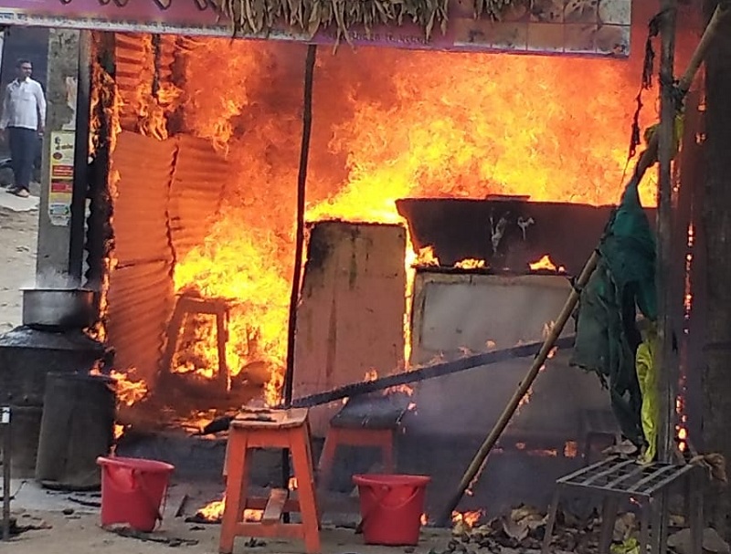 Four shops in the gas cylinder blast were destroyed at Manavat | मानवत येथे गॅस सिलेंडरच्या स्फोटात चार दुकाने भस्मसात 