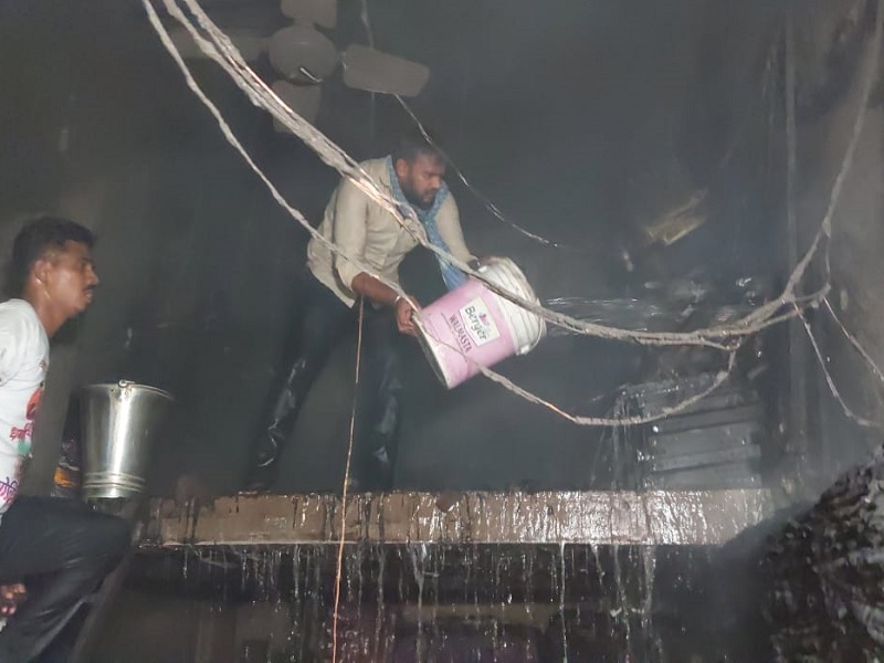 Fire breaks out at shop in Manchar city, goods and furniture worth lakhs destroyed | Pune News: मंचर शहरात दुकानाला आग, लाखोंचा माल आणि फर्निचर खाक