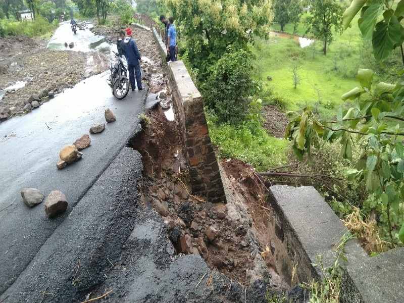 Manchar- Bhimashankar State Highway in Pokhari Ghat collapsed in many places; Single transport started | मंचर- भीमाशंकर राज्य महामार्गावरील पोखरी घाटात दरडी कोसळल्या; एकेरी वाहतूक सुरु