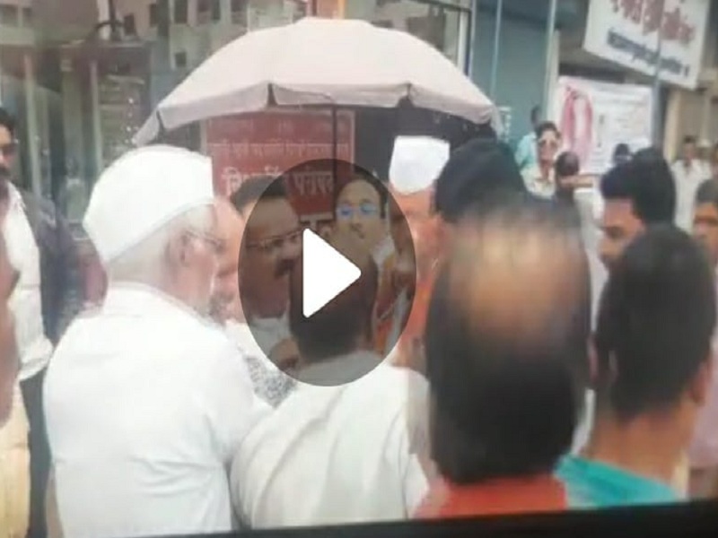 video In the Mashal Rally, the leaders of the Thackeray group clashed manchar pune | शिवसेना उद्धव बाळासाहेब ठाकरे पक्षातच नेते एकमेकांना भिडले; मशाल रॅलीत काय घडले?