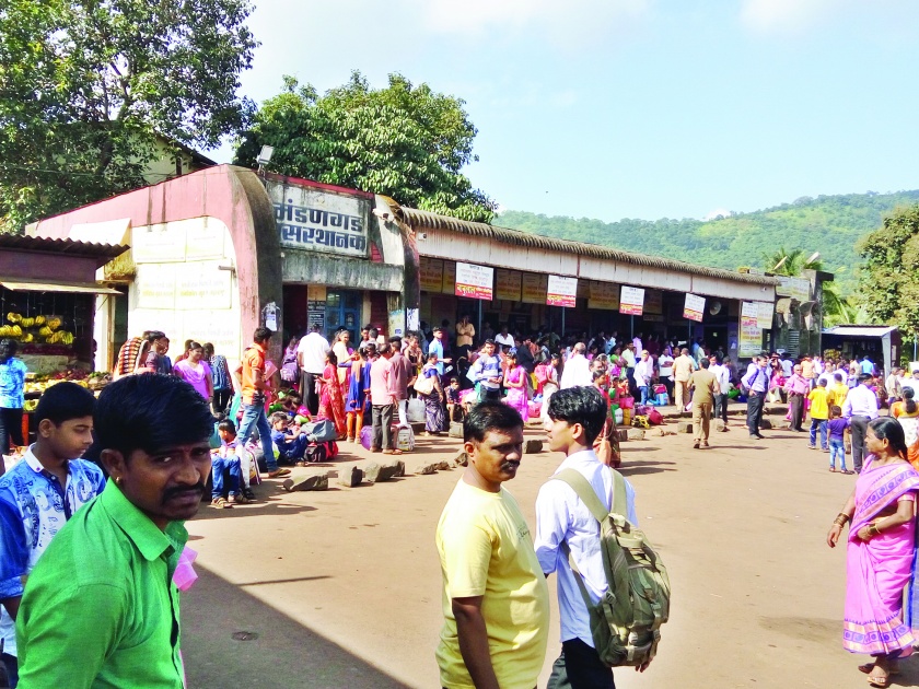 Ratnagiri: Passengers get angry after the departure of the trains for two hours | रत्नागिरी : गाड्या दोन तास उशिराने सुटल्याने प्रवासी नाराज