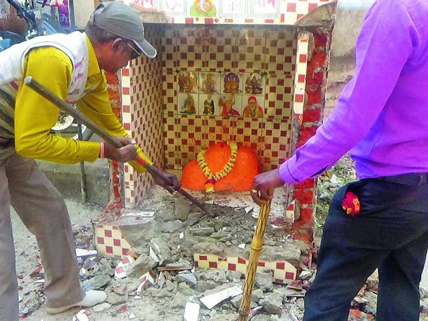 Hammer of anti-encroachment squad on Mashoba, Nagoba temple in Nagpur | नागपुरात मसोबा, नागोबा मंदिरावर अतिक्रमणविरोधी पथकाचा हातोडा