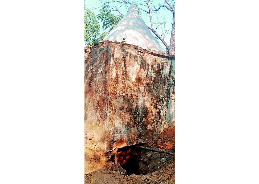 secret excavations for money under ancient Ram temple in kamptee nagpur | प्राचीन राम मंदिराच्या पायथ्याशी खोदकाम कशासाठी? नागरिकांची चौकशीची मागणी