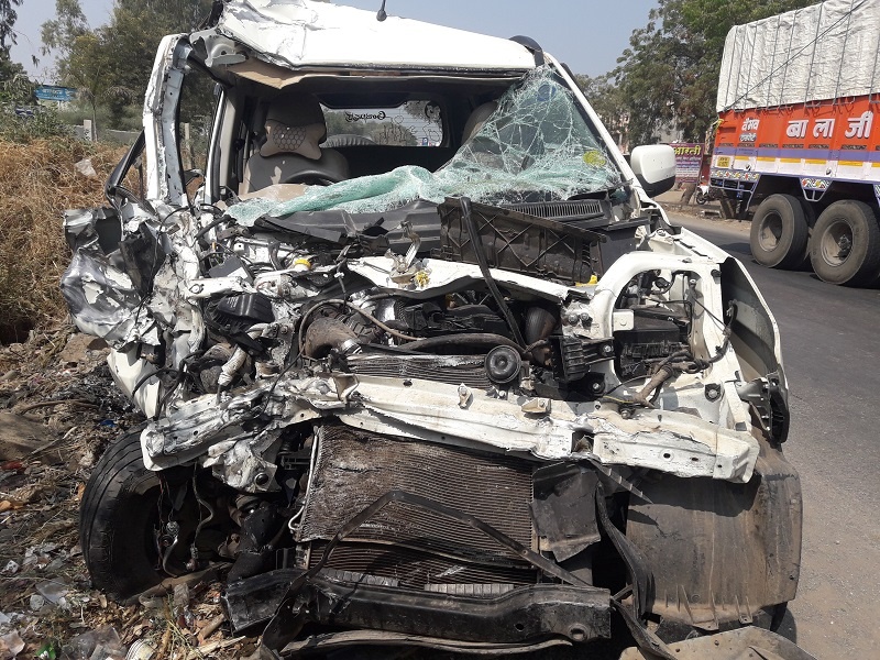 Two jawans and five injured in road accidents in Nagar-Solapur highway | नगर-सोलापूर महामार्गावर साईभक्तांच्या जीपचा अपघात : दोन ठार, पाच जखमी