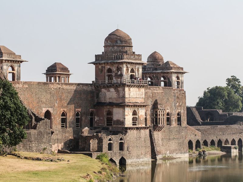 Mandu the oldest city of Madhya Pradesh and places to watch there | इतिहासाच्या सुवर्ण काळात डोकावण्यासाठी प्राचीन 'मांडू' शहराला आवर्जून द्या भेट!