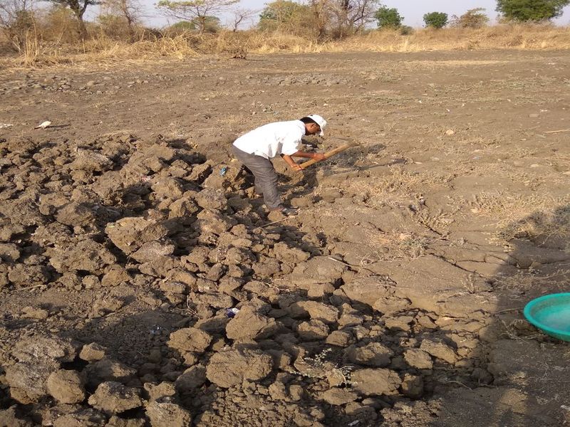 man fighting to solve water problem in his village | VIDEO- गावाची पाणीटंचाई मिटविण्याचा त्याने उचलला विडा, एकटाच करतोय गावतलावाचे खोलीकरण