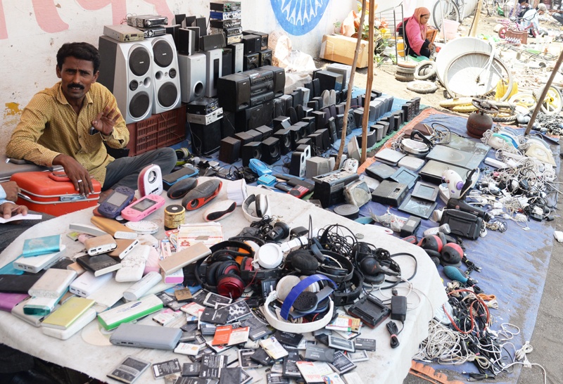 Tuesday's market becomes a poor mall in Solapur | सोलापुरातील मंगळवार बाजार बनला गरिबांचा मॉल