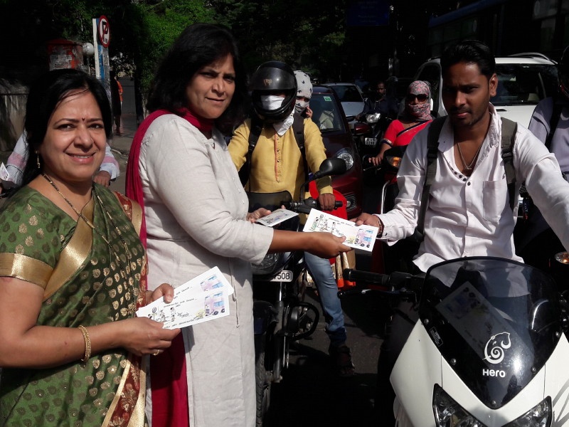 Filled with driving; Activities from Tendulkar family to gift a gift card to Diwali this year | वाहनचालक गेले भारावून; तेंडुलकर कुटुंबाकडून यंदाही दिवाळीत भेटकार्ड वाटण्याचा उपक्रम 