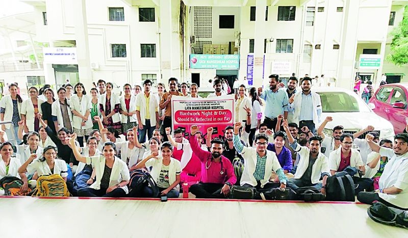 Lata Mangeshkar Hospital's doctors on strike | नागपूर लता मंगेशकर रुग्णालयातील इन्टर्न संपावर
