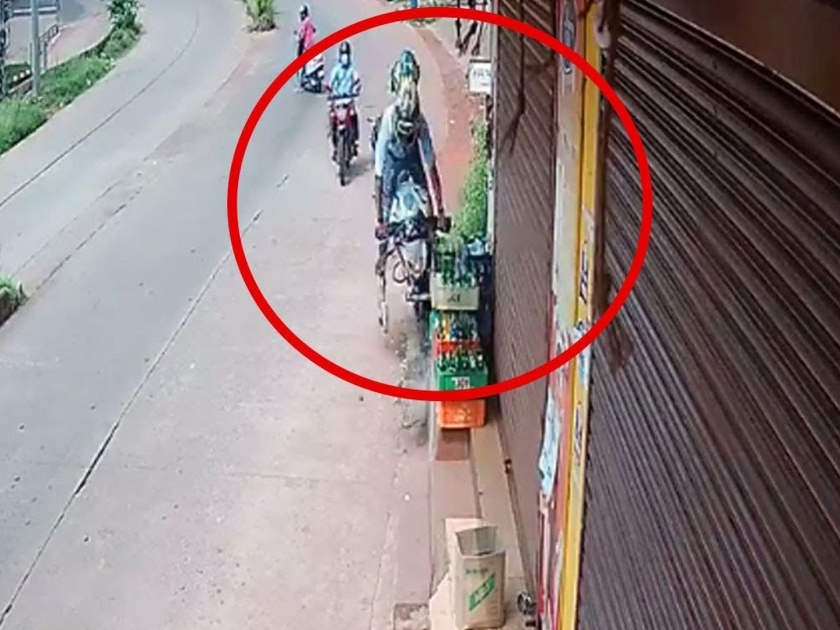 Biker Jumps 10 Feet In Air Watch Manglore Bike Accident captured in Cctv Viral Video | VIDEO: चूक कोणाची अन् शिक्षा कोणाला! धडक चुकवण्याच्या प्रयत्नात दुचाकीस्वार १० फूट उडाला