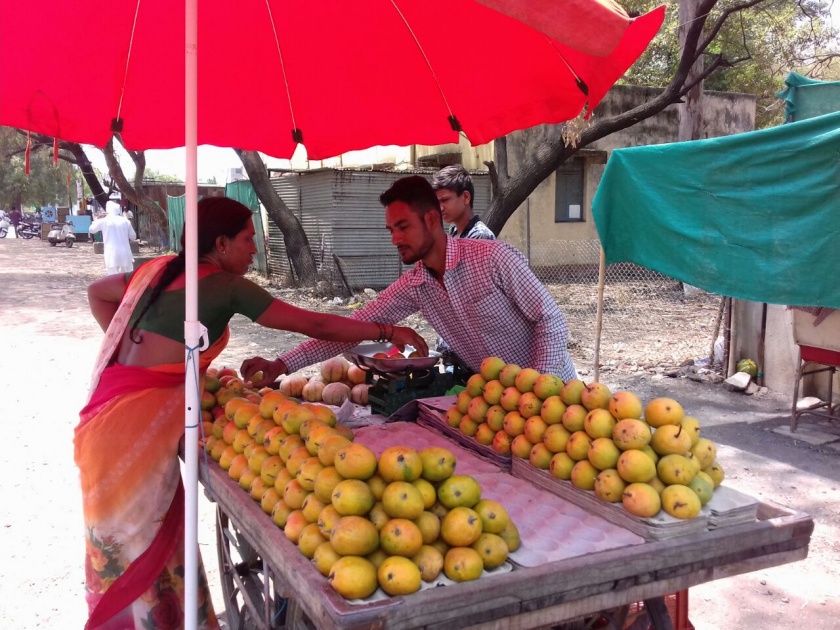 King of fruit in the baggage of the baggage - the highest number of arrivals in the Satara market | फळांचा राजा सामान्यांच्या अवाक्यात - सातारा बाजारातील उच्चांकी आवक