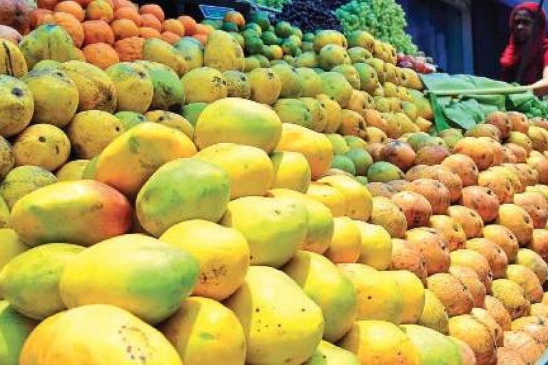 Mango prices under control; Restrictions slowed sales | आंब्याचे दर आटोक्यात; निर्बंधांमुळे विक्री मंदावली
