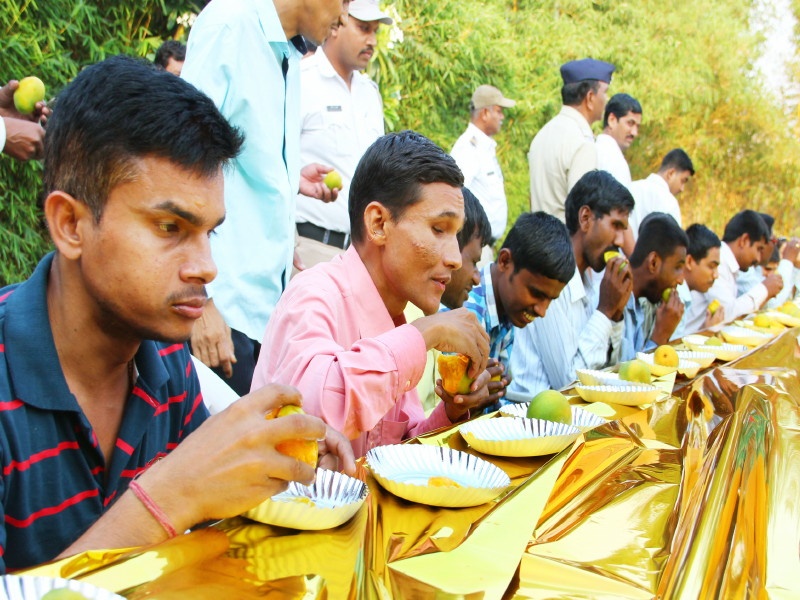 divyaang students tasted mangoes sweetness | दिव्यांगांनी चाखला आंब्याचा गोडवा