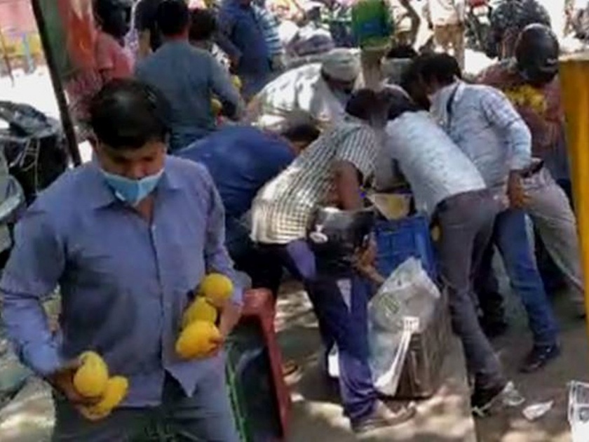 People in Delhi loot mangoes from street vendor worth Rs 30000 kkg | VIDEO: ...अन् सर्वसामान्यांनी बघता बघता फेरीवाल्याचे ३० हजारांचे आंबे लुटले