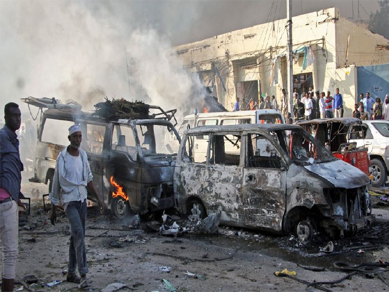 At least 18 people killed in car bomb attacks in Somalia's capital Mogadishu | सोमालिया बॉम्बस्फोटानं हादरलं, 18 जणांचा मृत्यू, 20 जण जखमी 