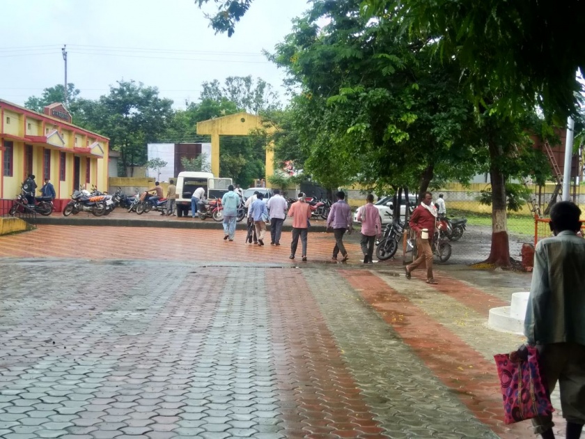 Disadvantage of citizens in the premises of MangarulPeer Panchayat Samiti | मंगरुळपीर पंचायत समितीच्या आवारात नागरिकांची गैरसोय