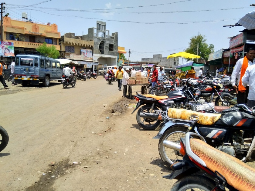 The peak of unrestricted traffic in the city of Mangarulapir | मंगरुळपीर शहरात बेशिस्त वाहतुकीचा कळस