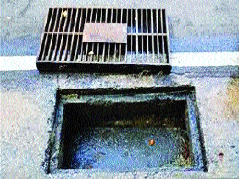  The final phase of the manhole cover | मॅनहोल झाकण्याचे काम अंतिम टप्प्यात