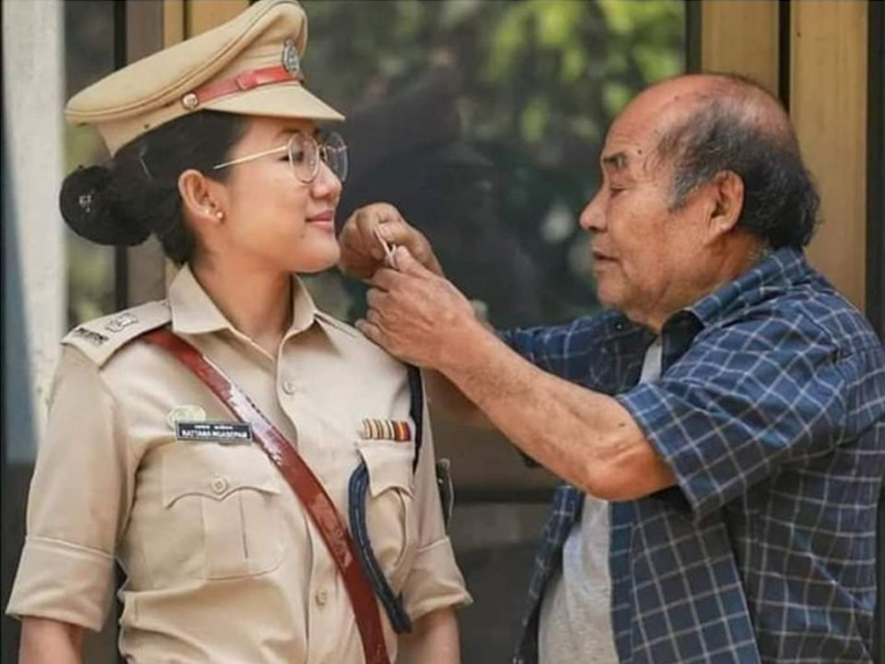 Father checks the stars on his cop daughter’s uniform, viral photo inspires netizens ajg | ‘बाप’ फोटो... लेकीच्या खांद्यावरचे तारे वडिलांनी न्याहाळले, नेटकऱ्यांच्या डोळ्यात पाणी तरळले